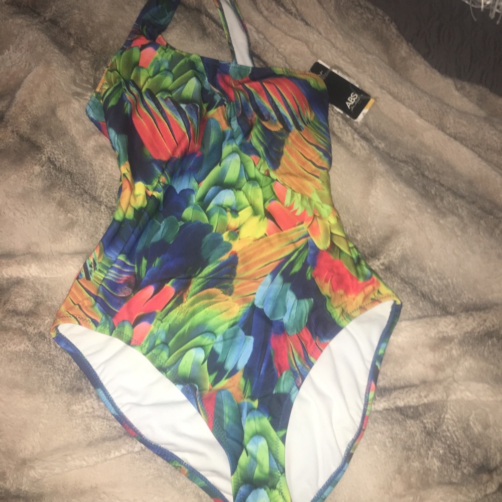 👙👙Ladies Swimsuit!! New with tags. Never worn